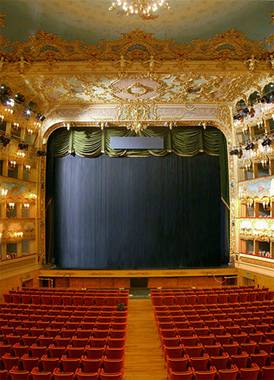 http://upload.wikimedia.org/wikipedia/commons/thumb/f/f8/Teatro-la-fenice-sala.jpg/350px-Teatro-la-fenice-sala.jpg